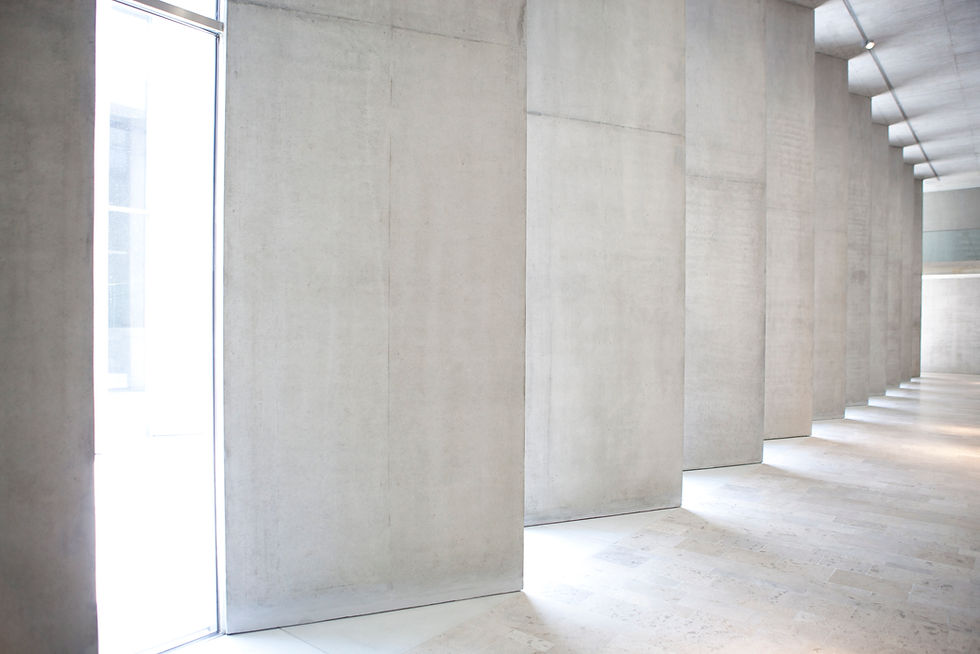Interior de arquitetura contemporânea, com luz natural e linhas em betão